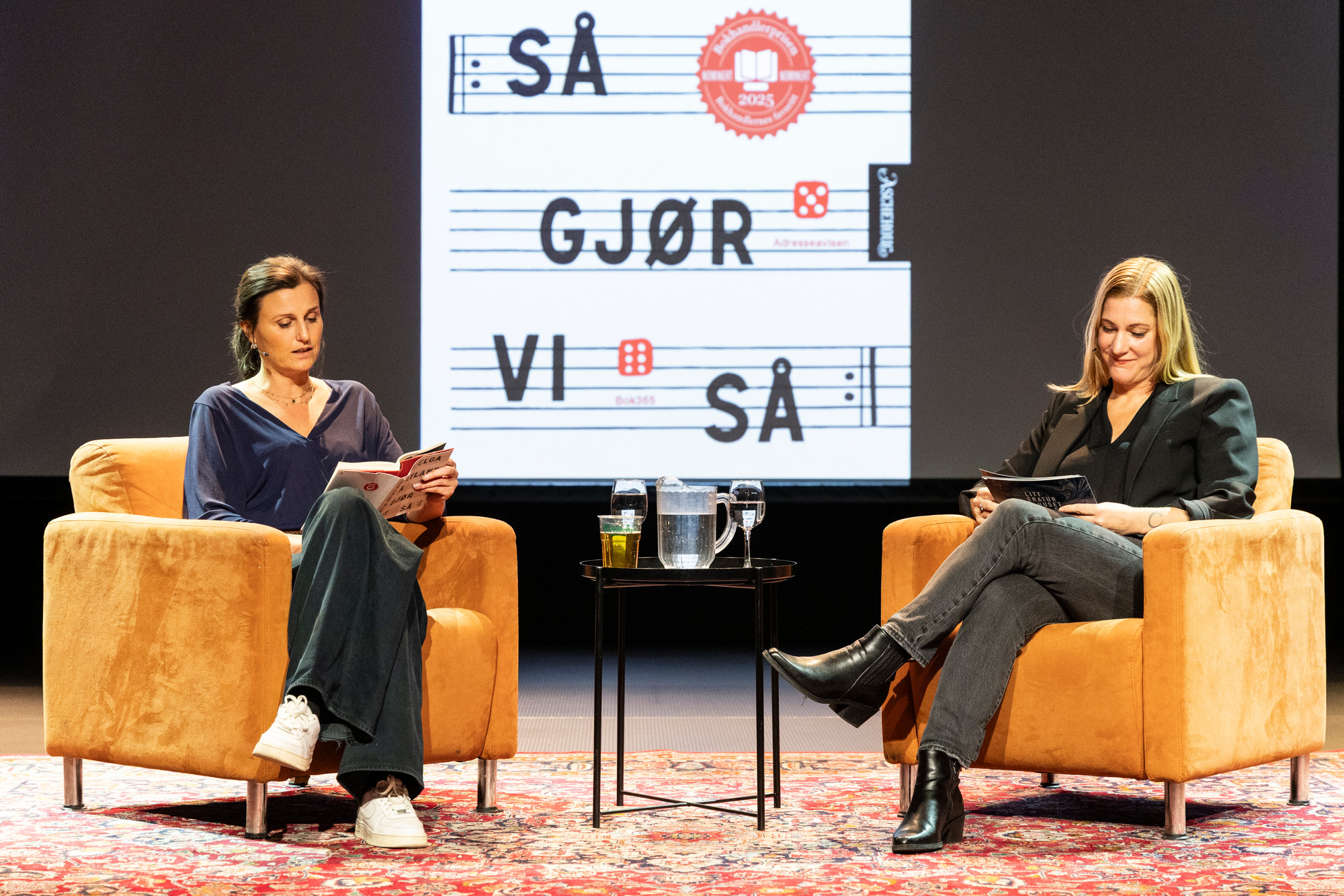 Helga Flatland leser fra sin nye roman Så gjør vi så.